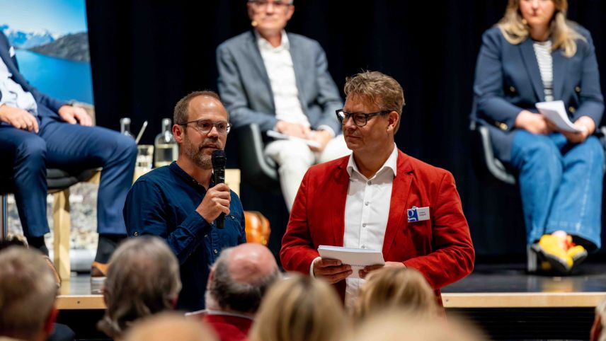 Adrian Schindler, Mediensprecher der Rega,  im Gespräch mit EP-Redaktor Andrea Gutgsell. Foto: Jean-Marie Delnon