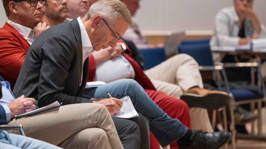 Cornel Widmer macht sich Notizen. Foto: Jean-Marie Delnon