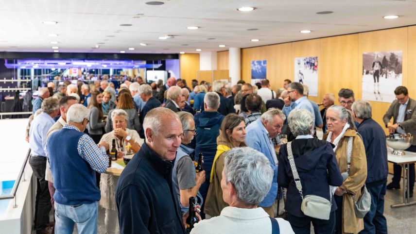 Nach der Podiumsdiskussion kommt die Baderleda beim offerierten Apéro. Foto: Jean-Marie Delnon