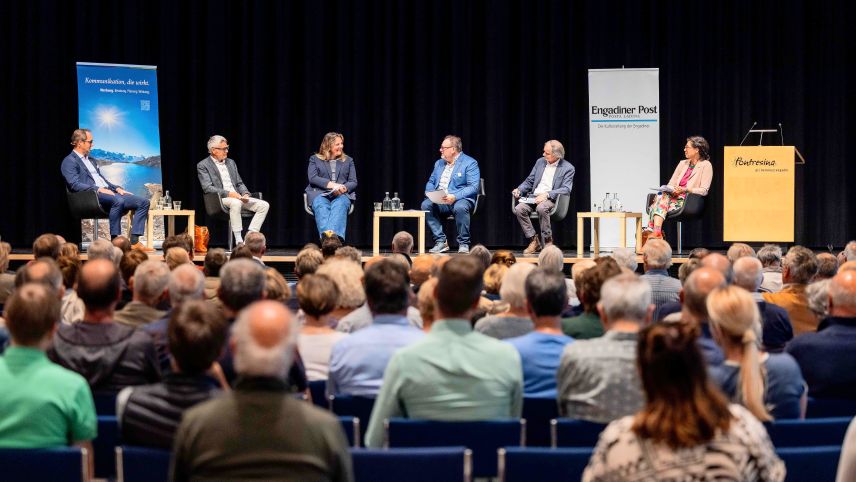 An der Podiumsdiskussion nahmen (von links) Duri Joos, Mario Cavigelli, Marijana Jakic, Nicolo Bass, Jakob Fuchs und Franziska Preisig teil (Foto: Jean-Marie Delnon).
