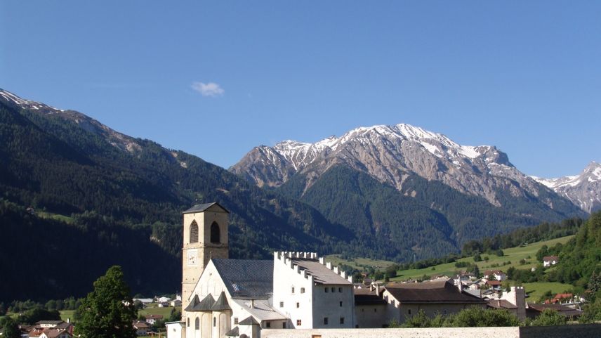 Die E-Bike GranTour St.-Moritz-Venedig führt am Unesco Welterbe St. Johann in Müstair vorbei. Foto: Archiv