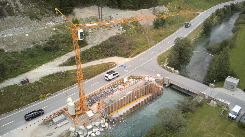 Der Fischaufstieg geschieht neu näher am Tosbecken und ist grösser gestaltet. Der Aufstieg befand sich auf der anderen Brückenseite. Die Bauarbeiten sind speziell herausfordernd. Fotos: z. Vfg