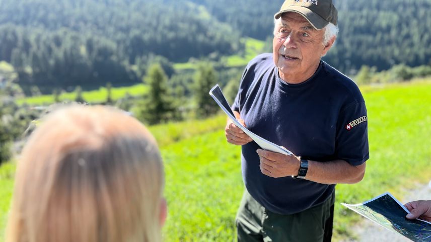 Hans Stäbler führt mit grossem Fachwissen zu längst vergessenen Verteidigungsorten. Fotos: Andrea Gutgsell