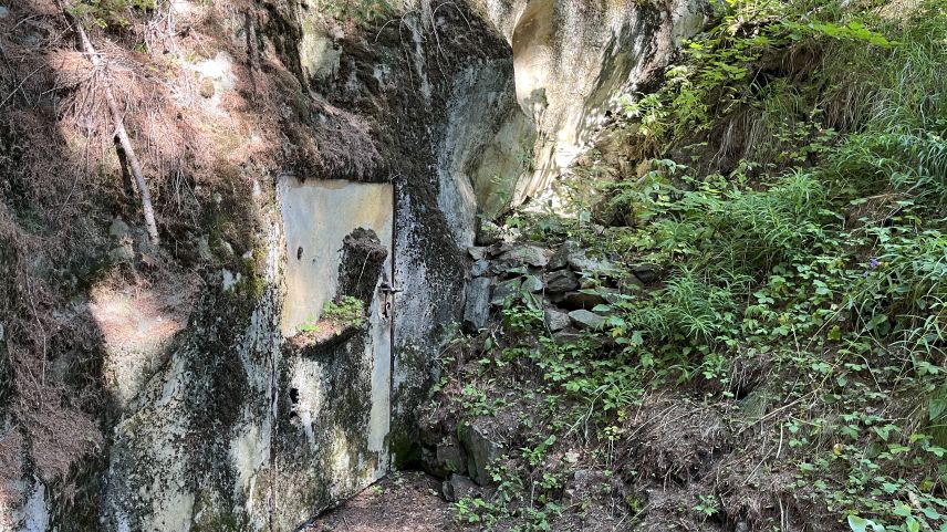 Eine getarnte Panzertür erzählt nach dem Öffnen Festungsgeschichten hautnah.