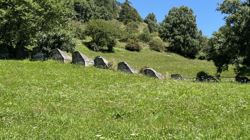 Graue Betonbauten erinnern an eine Zeit, in der Festungen in der ganzen Schweiz und auch in Graubünden fast über Nacht entstanden sind. 