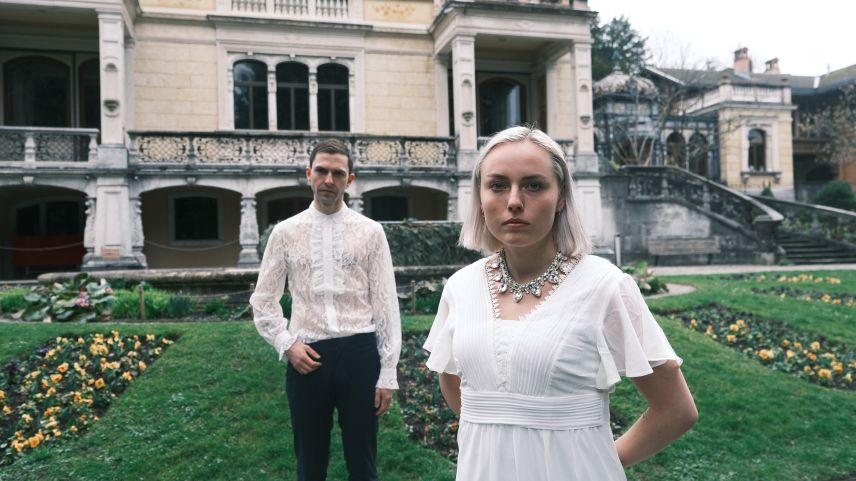 Olivia Virgolin e Marcus Petendi collavuran musicalmaing daspö il 2020 sco band cul nom Happy For Real. Els han fin uossa publichà duos EPs e prodüan  sperapro amo musica per oters artists ed otras artistas (fotografia: Simon Venzin).