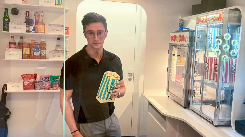  José Santos an der Kinokasse....