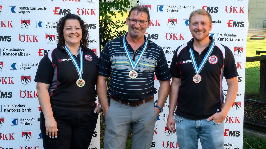 Elmar Fallet (Mitte) gewinnt mit der Pistole über 50 m vor Sybill Tscharner und Roman Clavadetscher. Foto: z. Vfg