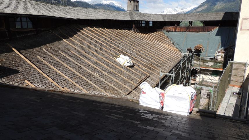 Ils tets dal Chastè da Tarasp dürant la renovaziun (fotografia: Benedict Stecher).