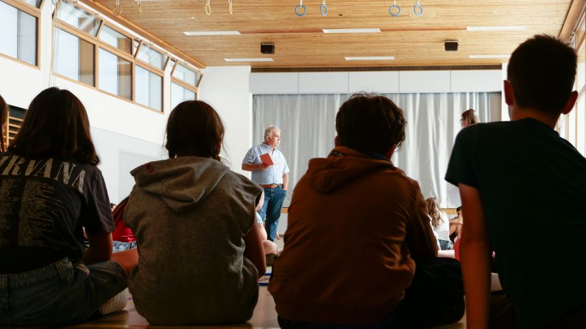 Der 2.-Klass-Lehrer Steivan Gaudenz führte durch das Begrüssungszeremoniell.