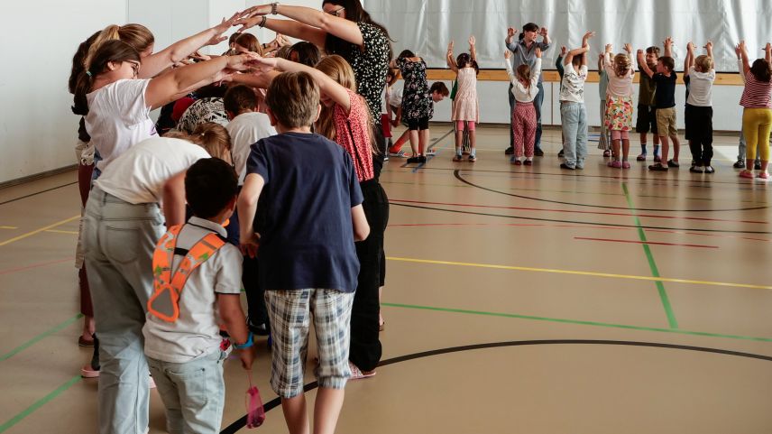 Ein Willkommensspalier als Begrüssung der Kindergarten- und 1.-Klass-Schülerinnen und -schüler, welche auf dem Weg durch das Spalier von ihren «Gotten» und «Göttis» der 7. und 9. Klasse begleitet werden. Fotos: Jon Duschletta