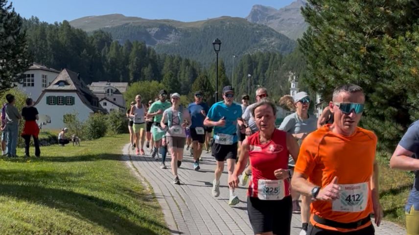Die Läuferinnen und Läufer kurz nach dem Start in Sils. Foto: Andrea Gutgsell