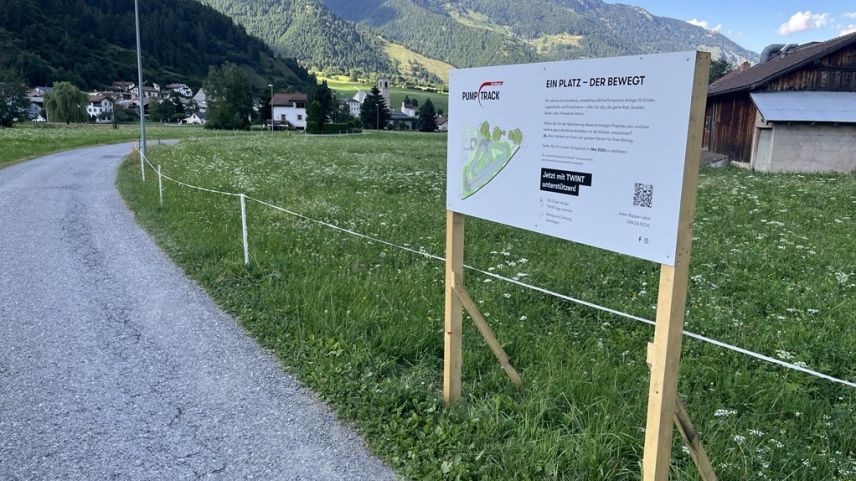 La tabla a Müstair chi renda attent al crowdfunding pel proget dal pumptrack (fotografia: David Truttmann).