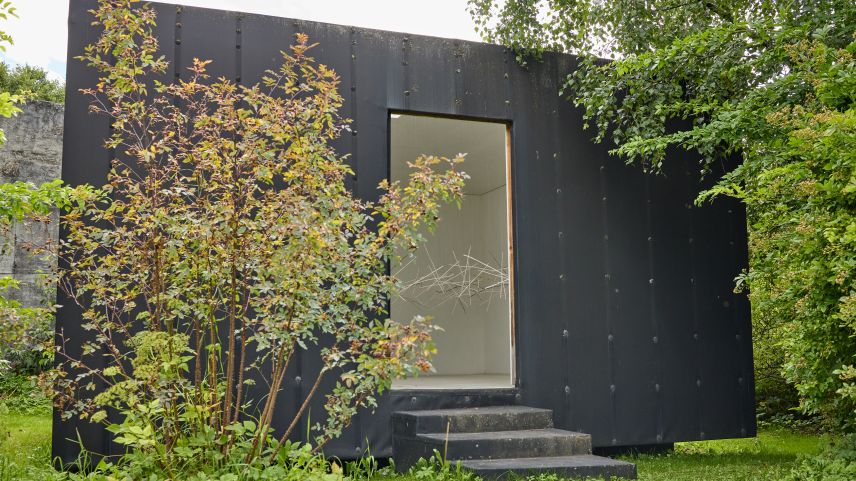 La «Chasina Naira» – ün pitschen local d’exposiziun zoppà tanter fluors illa giardinaria da Madlaina Lys e Flurin Bischof (fotografia: Michael Steiner).