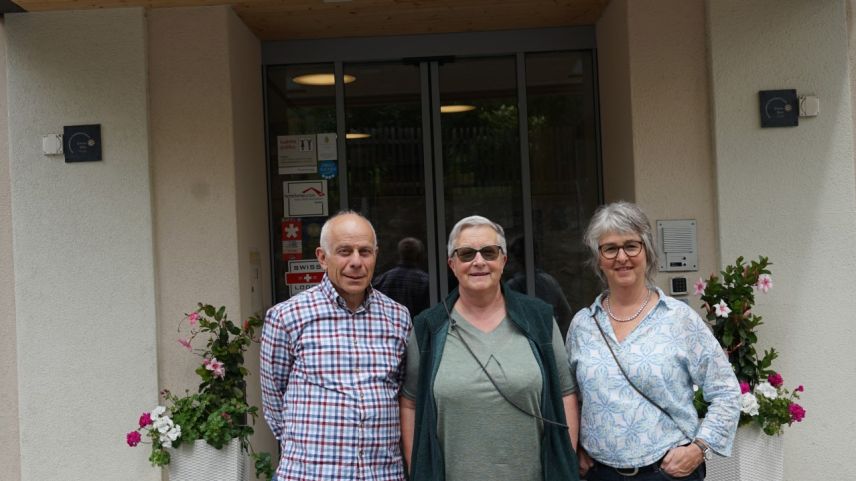 Das Bellavista-Trio mit, von links: Felix Keller, Cilgia Gianom Derungs und Luzia Studer in Ftan. Foto: z. Vfg