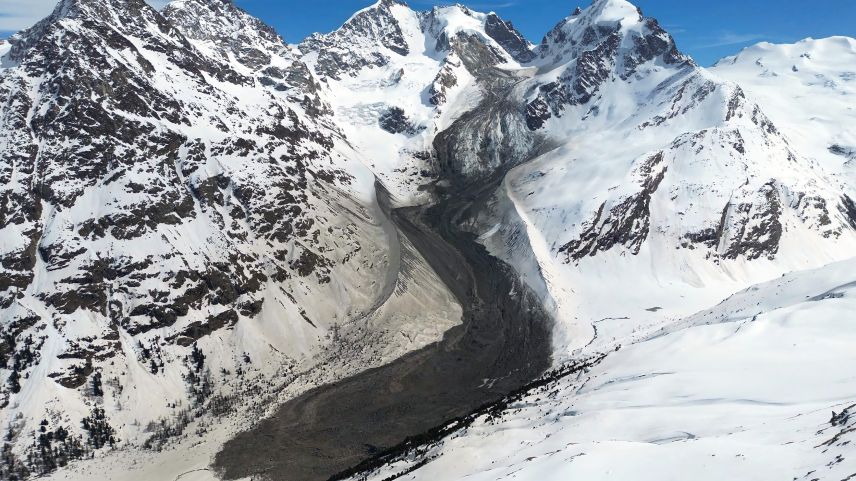 Der Bergsturz am Piz Scerscen hatte einen Schuttstrom aus Felsen, Eis und Schnee zur Folge, der sich von der Absturzstelle über sechs Kilometer bis in die obere Val Roseg bewegte. Foto: Gemeinde Samedan