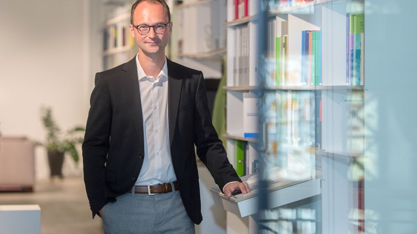 El es ün pa sco il bap da las pulizistas e dals pulizists – Reto Crameri presidiescha l’Associaziun da la pulizia grischuna (fotografia: Livia Mauerhofer/Somedia).