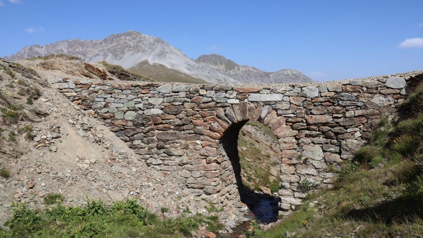 La punt fabrichada cun mürs sechs chi maina sur il flüm Muranzina (fotografia: Martin Camichel).