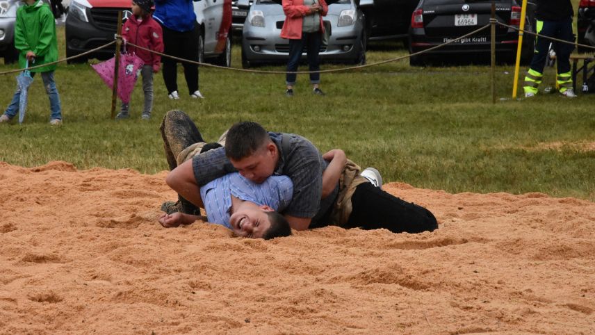 La prosma generaziun da luottaders da la Svizra Orientala s’ha inscuntrada i’l rinch da zipplas a Tarasp fotografia: Nicolo Bass).