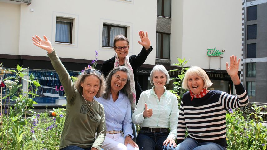 Von links: Der neu geschaffene St. Moritzer Altersbeirat: Seraina Bolt, Nina Mapili, Nicole Buess (stehend), Ester Mottini und Susi Wiprächtiger. Foto: Graziella Ramponi