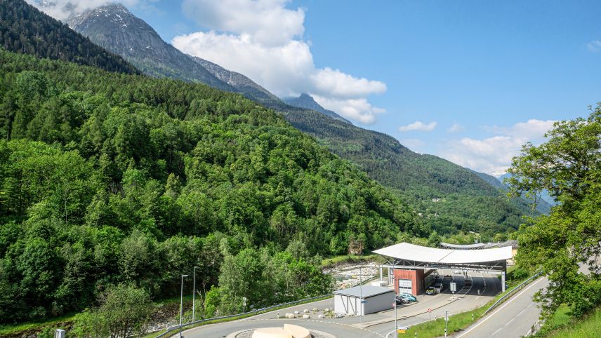 Reorganisationen und Personalabbau sorgen für Sorgenfalten. Neben Müstair und Campocologno ist auch Castasegna (im Bild) betroffen. Foto: Reto Stifel
