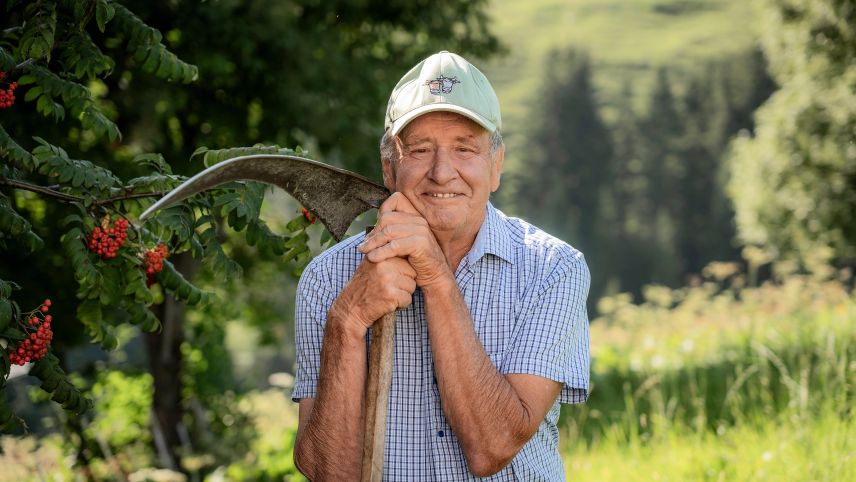 Anteriur paur, politiker e chanzlist ed uossa da verer plü regularmaing sülla tribüna da teater: Bistgaun Capaul da Lumbrein (fotografia: Daniela Derungs).