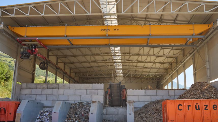 Il prüm halla da construcziun per l’ouvra electrica tanter Martina e Prutz, uossa halla da reciclagi ed elavuraziun da rument (fotografia: Martin Camichel).