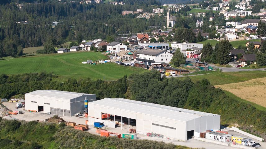 Ün zich our d’cumün e plainamaing our d’vista dal quartier abità in vicinanza: il nouv areal da la Reto Crüzer SA a Sot Ruinas (fotografia: Michael Steiner).