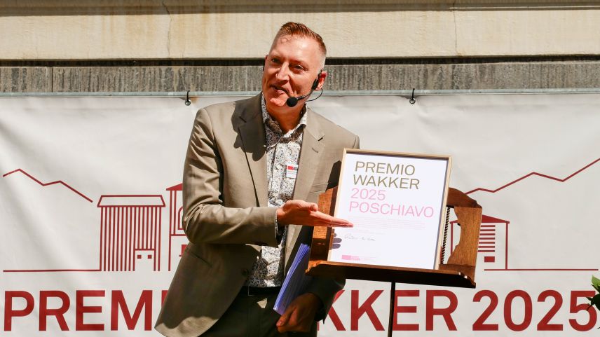 Der Geschäftsführer des Schweizer Heimatschutzes, David Vuillaume mit dem Wakkerpreis.