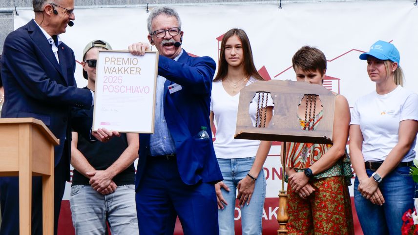  Am Samstag durfte Podestà Giovanni Jochum (links) den Wakkerpreis 2025 aus den Händen des Präsidenten des Schweizer Heimatschutzes, Martin Killian, entgegennehmen.