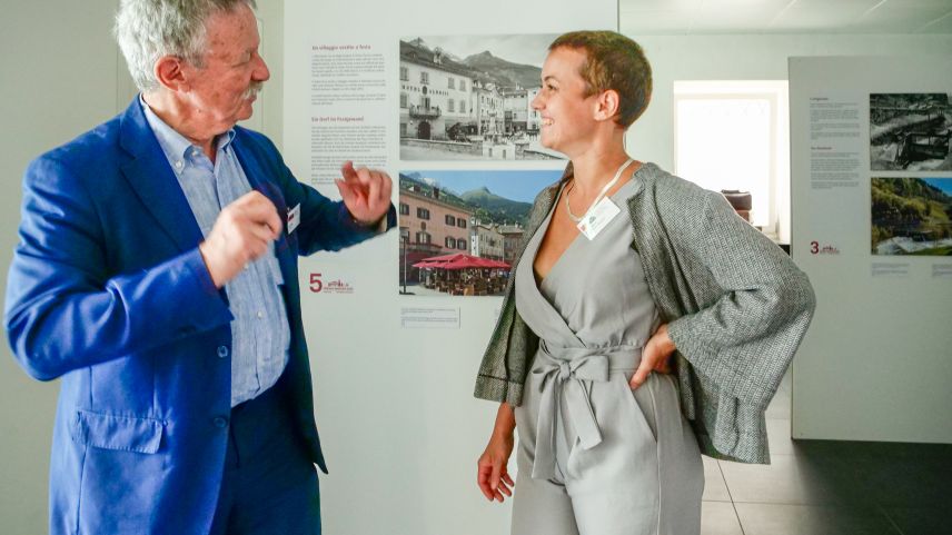 Martin Killias und die Projektleiterin Baukultur beim Schweizer Heimatschutz, Myriam Perret trafen sich in der Casa Olgiati mit dem EP-Redaktor zum Gespräch. Im Hintergrund Fotos der Ausstellung "Poschiavo wie es war".
