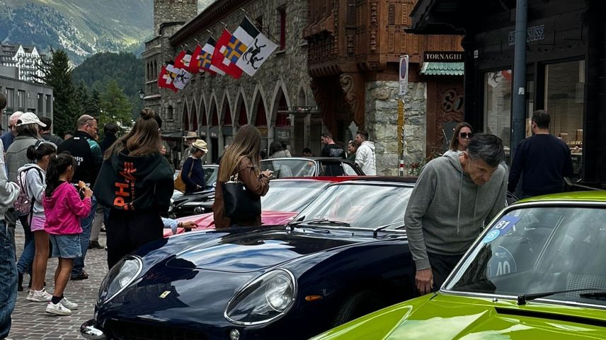 Impressionen der Autoschau an der Via Serlas.  Foto: Ladina Giston