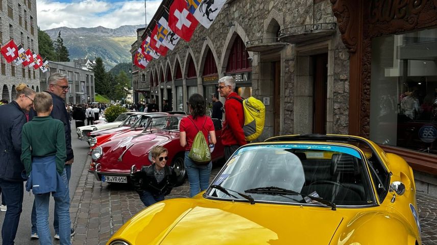 Impressionen der Autoschau an der Via Serlas.  Foto: Ladina Giston
