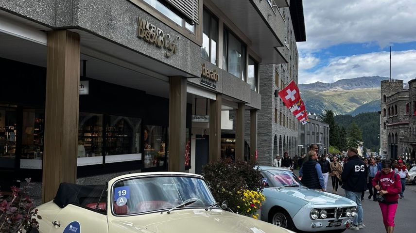 Impressionen der Autoschau an der Via Serlas.  Foto: Ladina Giston