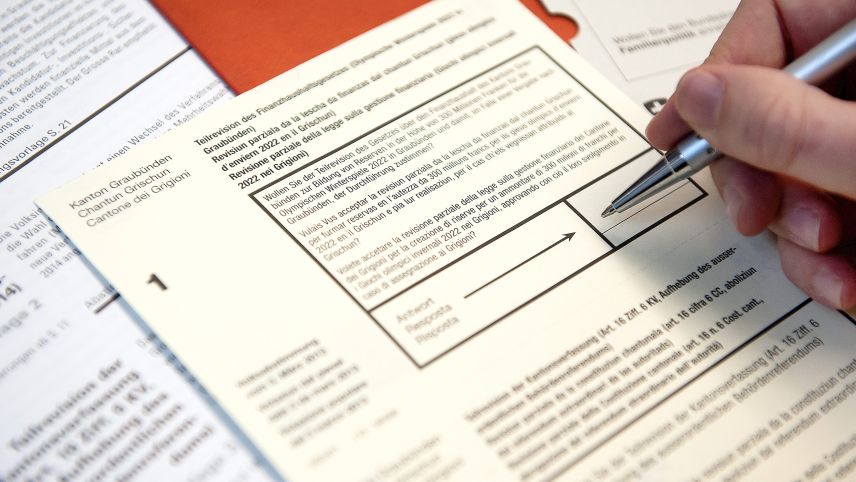 Pro votaziuns chantunalas daiva cedlas da votar trilinguas, però pro progets da votaziun federals per intant be cedlas in üna lingua. Quai as dess uossa müdar (fotografia: Somedia).