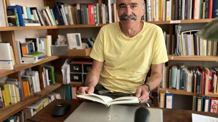 La traducziun valladra es statta üna lavurada per Dumenic Andry. El ha provà da restar precis e fidel al text original (fotografia: Annetta Janka-Zini).