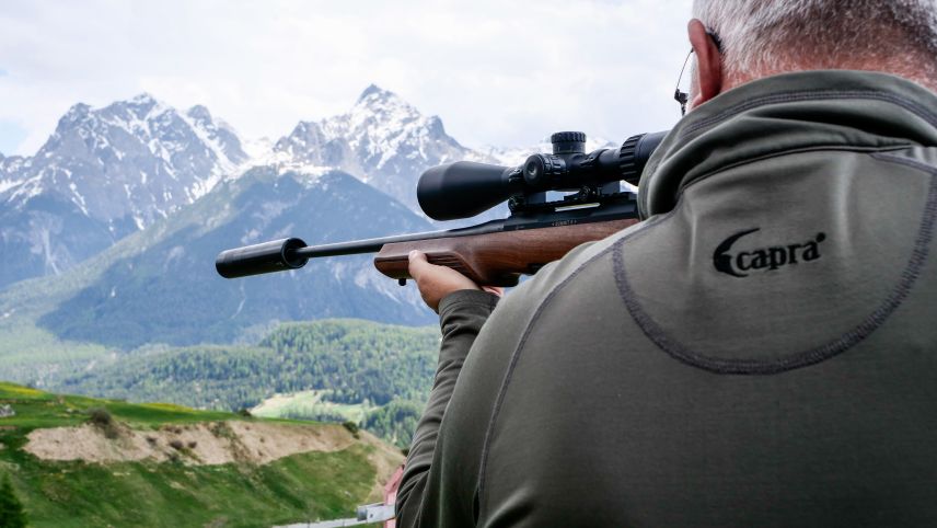 Zum ersten Mal ist auf der Bündner Hochjagd der Einsatz von Schalldämpfern erlaubt. Der Erwerb dieses Hilfsmittels ist allerdings weiterhin bewilligungspflichtig. Symbolbild: Jon Duschletta
