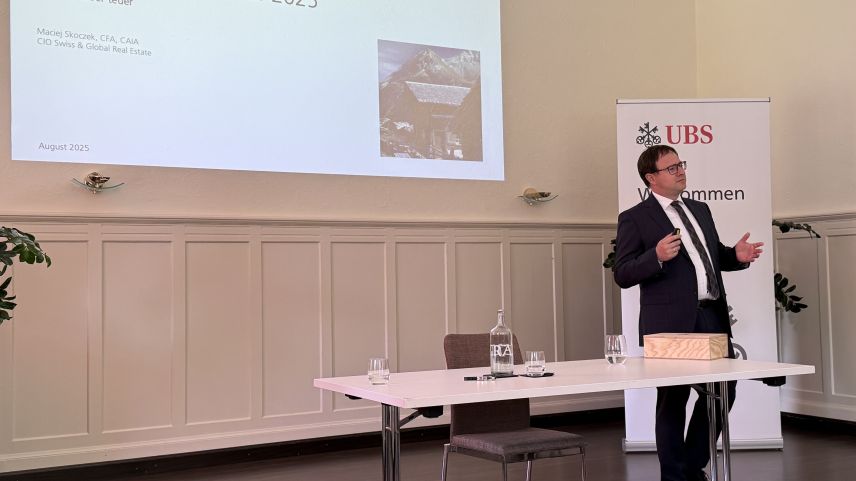 Maciej Skoczek ist Immobilienökonom bei CIO Swiss & Global Real Estate und damit ein ausgewiesener Experte, was Ferienwoh­nun­gen in den Alpen betrifft. Foto: Fadrina Hofmann