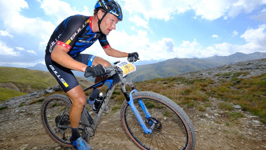 «Cul Pass Chaschauna n’ha eu persunalmaing üna relaziun dad «amur-ödi», disch Urs Huber, il victur da seria dal  Bikemaraton dal Parc Naziunal. Quia es el in acziun dal 2023 precis sur quel pass (fotografia: Martin Platter).