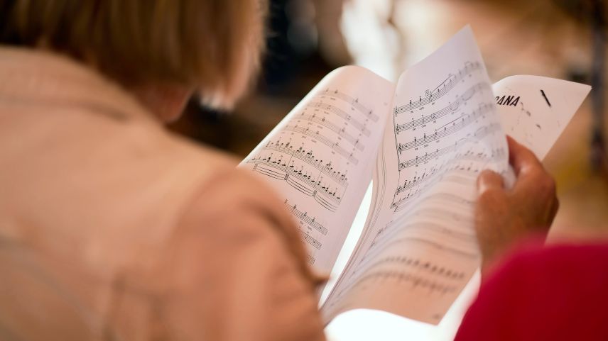 Üna trentina da chantaduras e chantadurs interessats han tut part in sonda passada al prüm inscunter pel Festival Scuol Classics 2026 (fotografia: Michael Steiner).