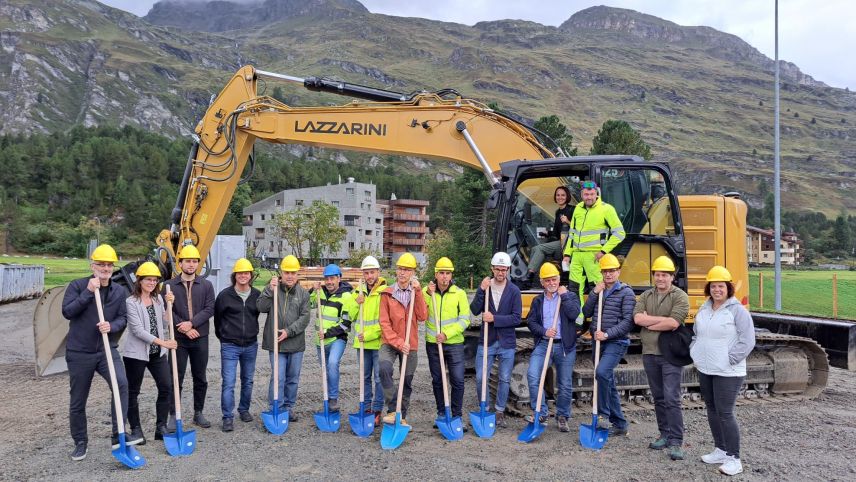 Lucia Nusser, Präsidentin der Schulkommission, übernimmt beim Spatenstich das Steuer. Foto:  Renato Tomassini 