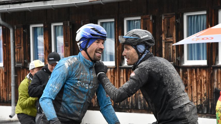 Der Deutsche Andreas Seewald (links) gewinnt den 24. Nationalpark Bikemarathon auf der Alternativstrecke mit Start und Ziel in Scuol vor Hansueli Stauffer (rechts). Foto: Nicolo Bass