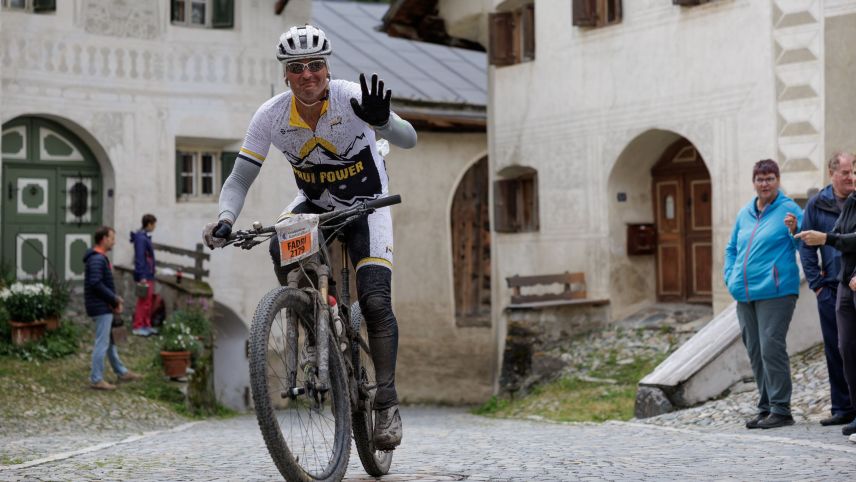 Einmal Winken in Guarda. Foto: Dominik Täuber