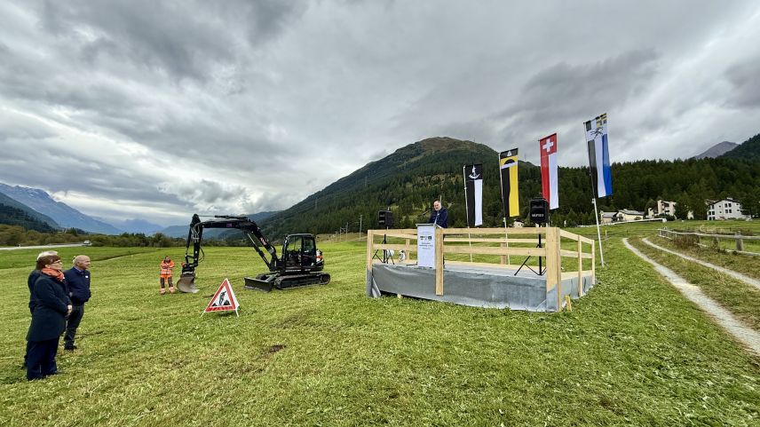 Spatenstich mit Podest und Fahnen. Foto: Fadrina Hofmann