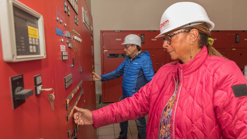 La presidenta cumünala da la Val Müstair Gabriella Binkert Becchetti ed Arno Lamprecht piglian in möd simbolic our d’funcziun las maschinas da l’ouvra Muranzina (fotografia: mad).