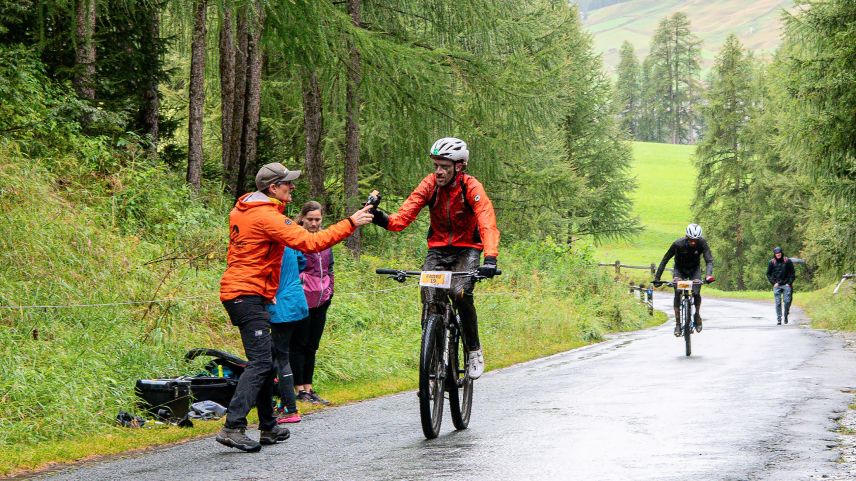 Nur wenn die Logistik stimmt, kann ein Mountainbike-Marathon erfolgreich abgeschlossen werden. Fadri Barandun erhält von seinem Vater das gewünschte Getränk. 