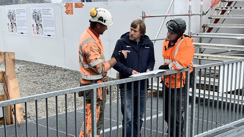 Thomas Brunner (Mitte) in der Besprechung für die nächsten Schritte. 