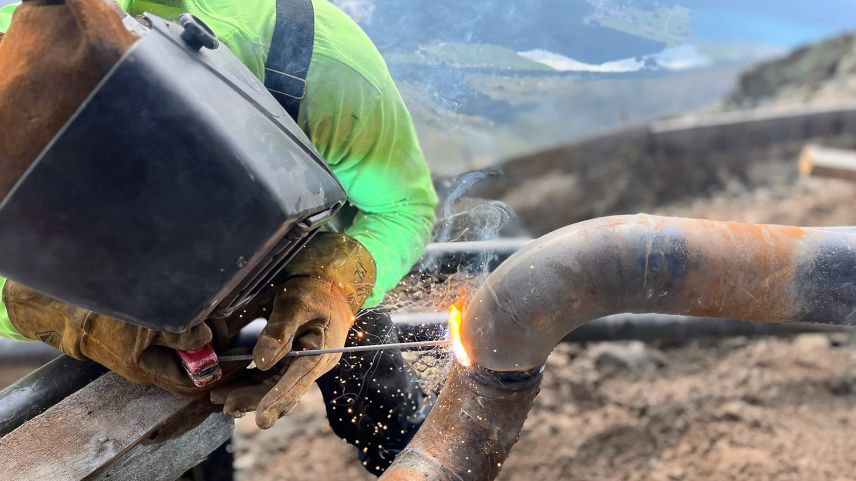 Exaktes Arbeiten ist gefragt. Spezialisten, die aus Amerika angereist sind, schweissen die Kühlrohre zusammen.