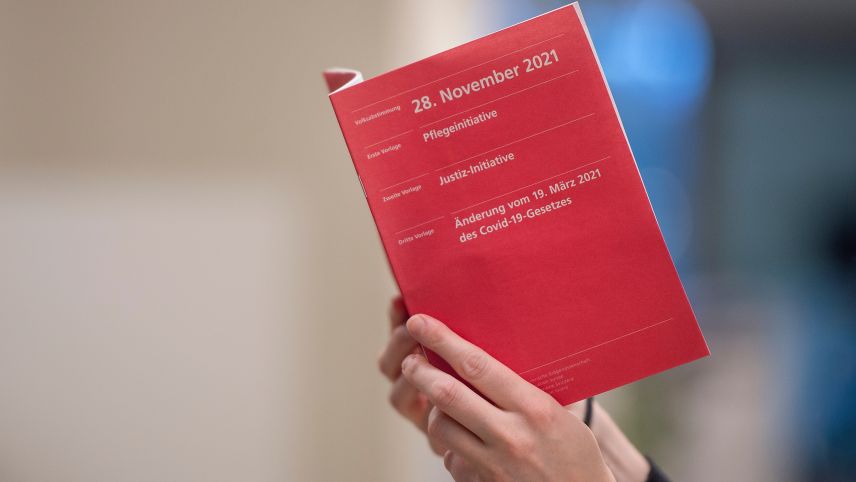 Var 13 500 votantas e votants legian (o survegnan almain) il quadern cotschen in lingua rumantscha (fotografia: Livia Mauerhofer/Somedia).