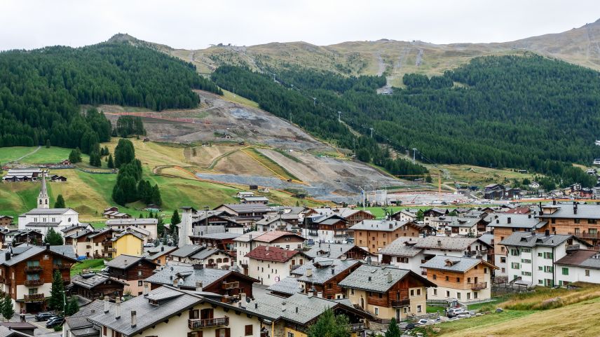 So zeigt sich aktuell das Gebiet Mottolino, wo mit schwerem Gerät die Infrastruktur für die Freestyle-Disziplinen gebaut wird. Trotzdem sprechen die Verantwortlichen von nachhaltigem Handeln. Fotos: Jon Duschletta